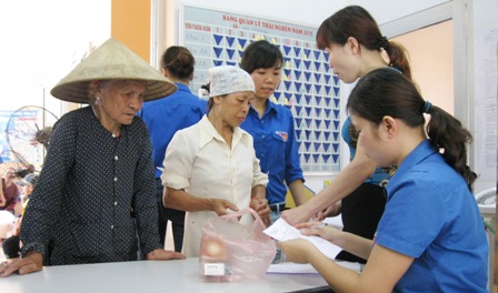 Các y, bác sĩ trẻ tình nguyện CLB Thầy thuốc trẻ tỉnh Quảng Ninh khám và phát thuốc cho người dân.